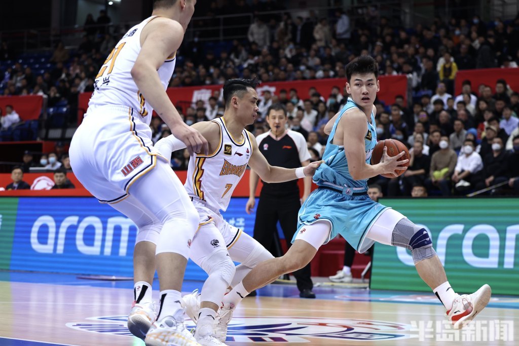 青岛男篮主场打败对手,夺得宝贵分 青岛男篮主场打败对手,夺得宝贵分