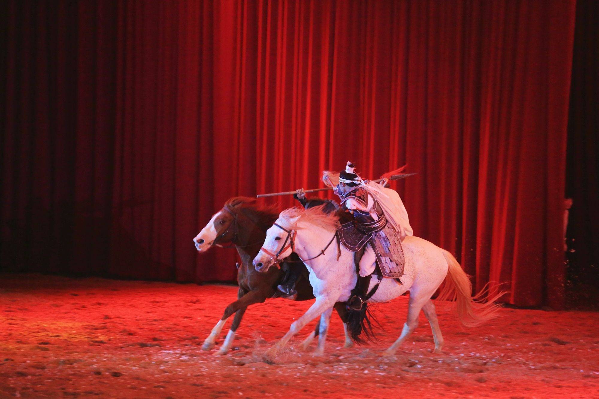 骑马比赛场面壮观,选手技法娴熟 骑马比赛场面壮观,选手技法娴熟