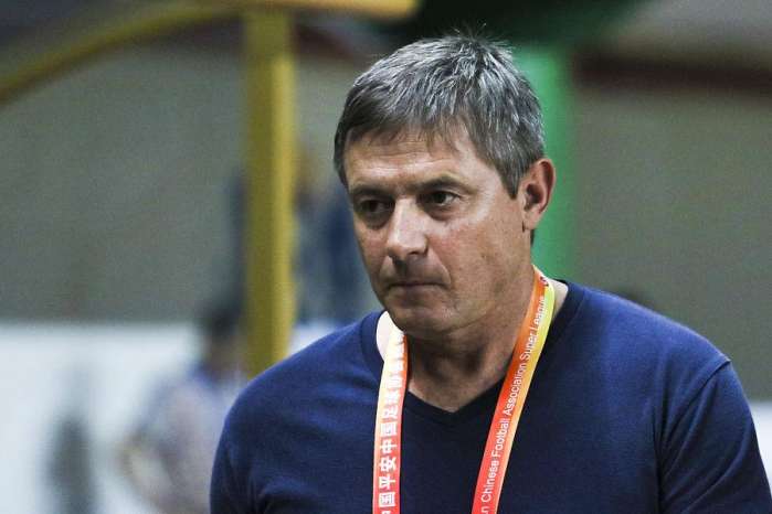 智利国家队教练在比赛中突发心脏病 智利国家队教练在比赛中突发心脏病