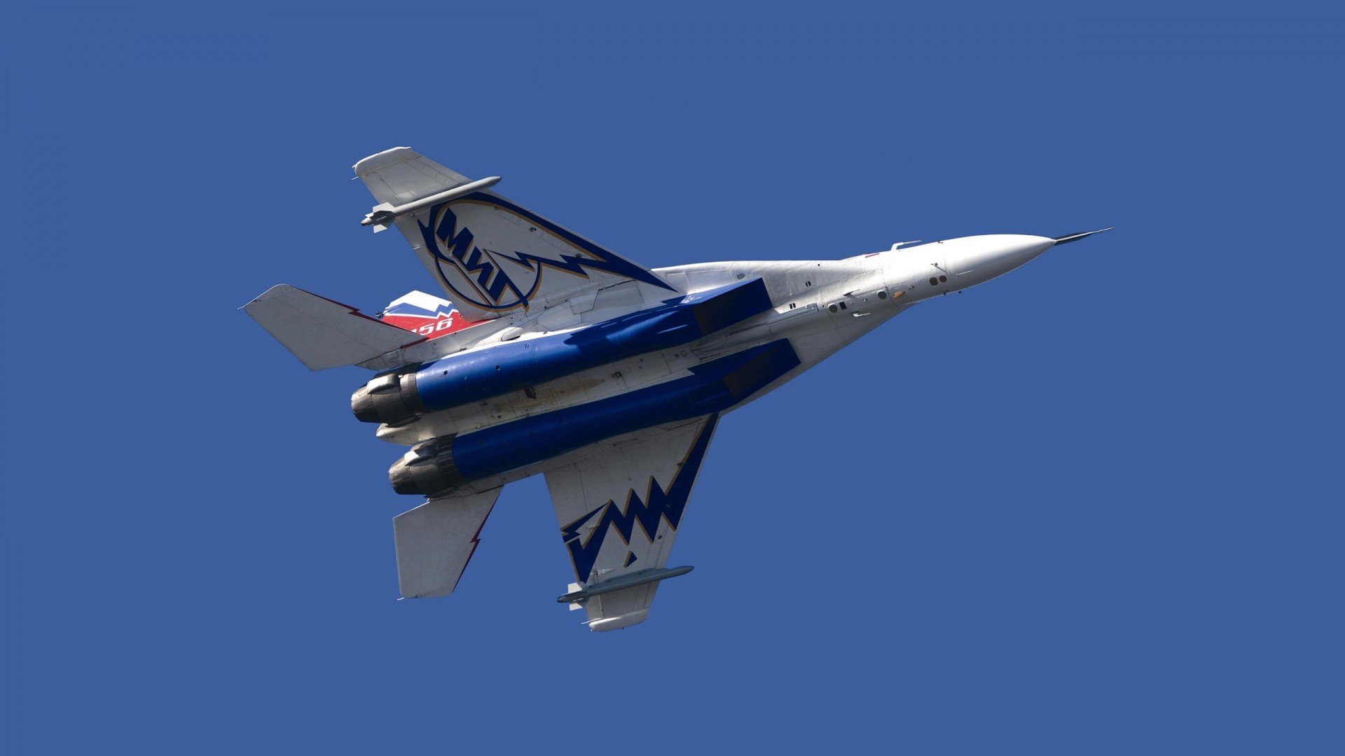 子弹击穿绸缎，当几内亚的野性撕碎米兰的优雅