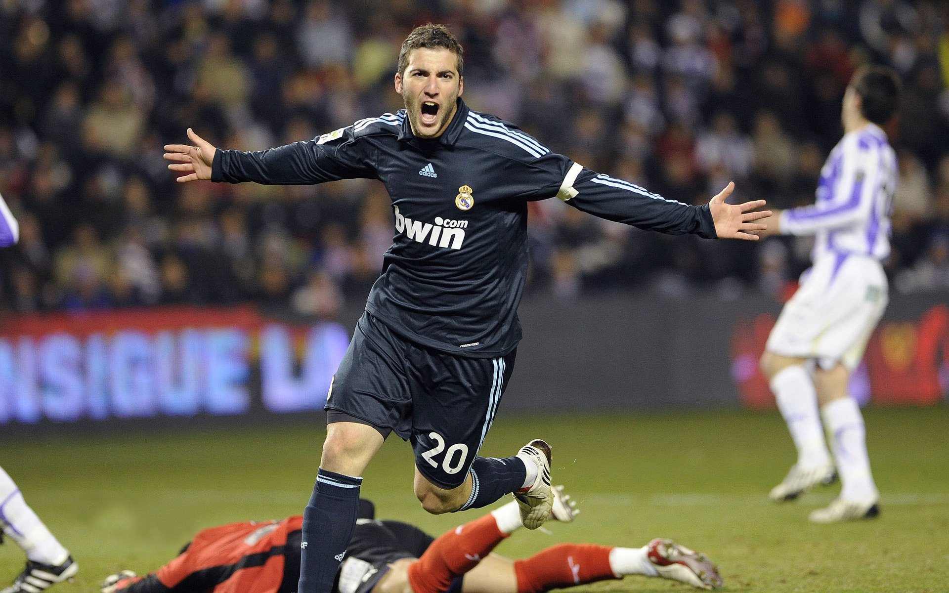 黄昏之约，当红黑条纹遇见非洲草原—记2026年世界杯那场安哥拉门将与AC米兰的绝杀